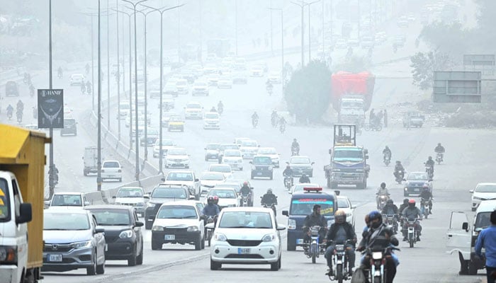 Traffic navigates through the thick smog , posing a serious health hazard for locals in the twin cities on November 12, 2024. — APP