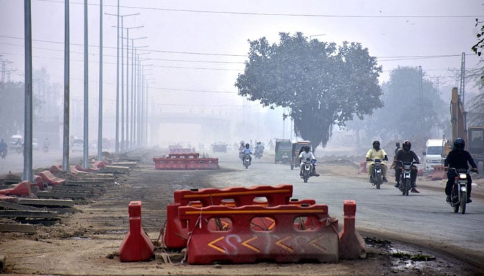 A view of vehicles navigating through thick smog in the city, as visibility remains low and air quality deteriorates in Lahore on November 8, 2024. — APP/File