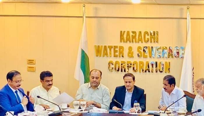 Mayor Karachi Barrister Murtaza Wahab (centre) chairing a meeting of the Karachi Water and Sewerage Corporation.— Facebook@hadeed.khi/file