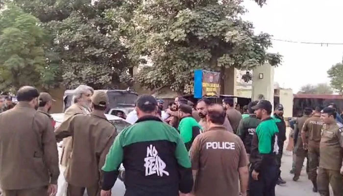 Punjab police personnel arresting top PTI leaders and SIC chief outside Rawalpindis Adiala jail on November 12, 2024. — Reporter