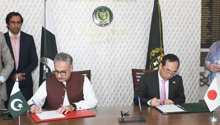 Dr Kazim Niaz, Secretary Ministry of Economic Affairs and Ambassador of Japan HE Wada Mitsuhiro signing exchange of notes for flood management project on Nov 13, 2024 in Islamabad. — PID