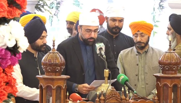 Federal Minister Chaudhry Salik (centre) addresses Sikh yatrees during the ceremony of Baba Guru Nanaks birth anniversary at Gurdwara Janamashtham Nankana Sahib on November 15, 2024. — Screengrab via Facebook@RameshSinghArora