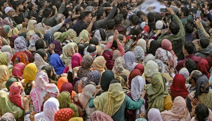 Relatives and mourners carry the body of a doctor killed in an attack in Indian Occupied Kashmir .— AFP/File