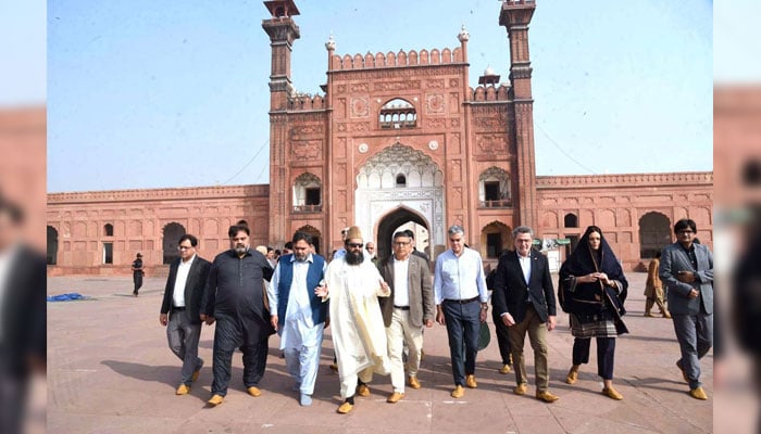 Spanish Parliamentary delegation led by Vicente Azpttarate Perez visits Badshahi Masjid on November 17, 2024. — APP