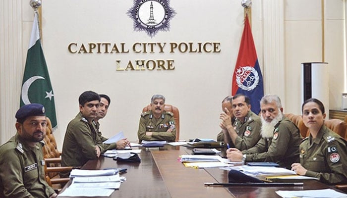 Capital City Police Officer (CCPO) Bilal Siddique Kamyana chairs a meeting on November 17, 2024. — Facebook@CcpoLahore1