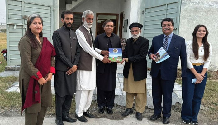 MD Green Tourism Lt. General (r) Sardar Hassan Azhar Hayat Khan (centre) in group photo at the GRCP’s Taxila Garden premises on November 16, 2024. — Facebook@GreenPakTourism