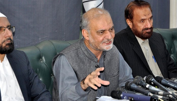 Jamaat-e-Islami (JI) Ameer Hafiz Naeemur Rehman (centre) addresses a press conference on November 17, 2024. — Facebook@HafizNaeemRehman