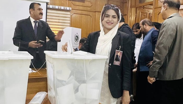 A lawyer casting her vote in the Balochistan High Court Bar Association (BHCBA) elections. — Facebook@AdvAsterMehak/file