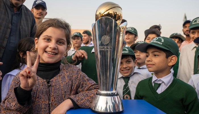 School children seen posing with the Champions Trophy for a photo on Novermber 17, 2024.— Facebook@PakistanCricketBoard