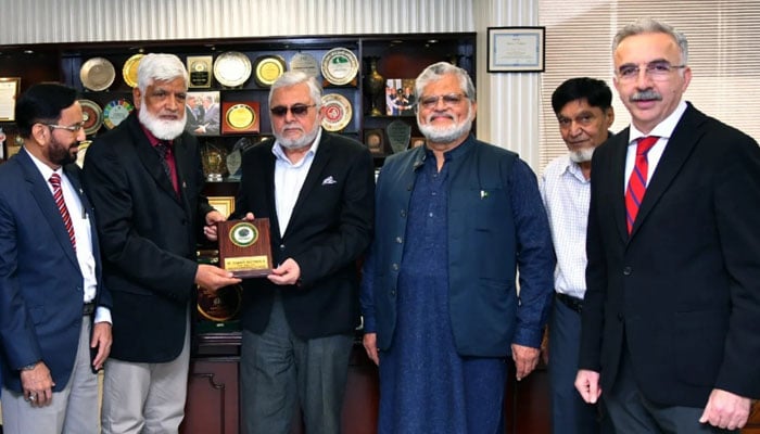 CEO TDAP, Zubair Motiwala (3rd left) presents a souvenir to PSATF chairman Muhammad Rafiq Memon (2nd left) on November 18, 2024. — Facebook@tdapofficial