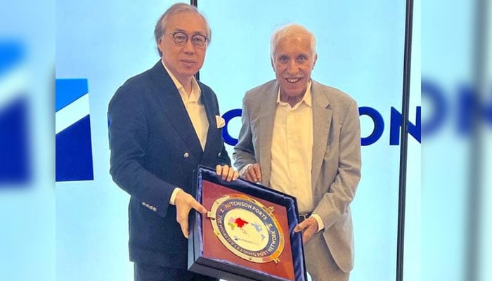 Federal Minister for Maritime Affairs, Qaiser Ahmed Sheikh (right) pictured along Hutchison Ports Group Managing Director, Eric Ip, in Hong Kong on 19 November 2024.— APP