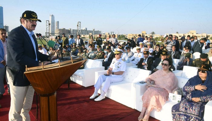 Sindh Chief Minister Syed Murad Ali Shah addresses the audience at the Nishan-e-Pakistan in Karachi on November 21, 2024. — PPI