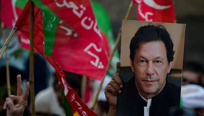 Activists of  PTI take part in anti-government rally demanding early election in Karachi on October 28, 2022. — AFP