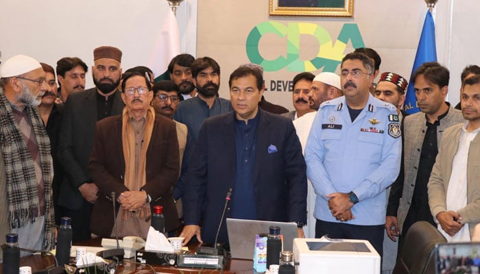 CDA Chairman Muhammad Ali Randhawa (centre) and Inspector General of Islamabad Police Syed Ali Nasir Rizvi attend a ceremony arranged for the Hajj balloting for the employees of CDA on November 22, 2024. — Facebook@islamabadpolice