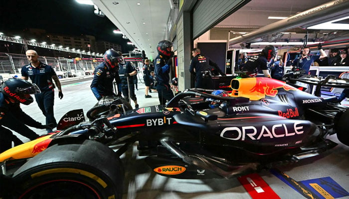 Red Bull Racing´s Dutch driver Max Verstappen is pushed back into the garage during the second practice session for the Las Vegas Formula One Grand Prix in Las Vegas, Nevada on November 21, 2024.— AFP