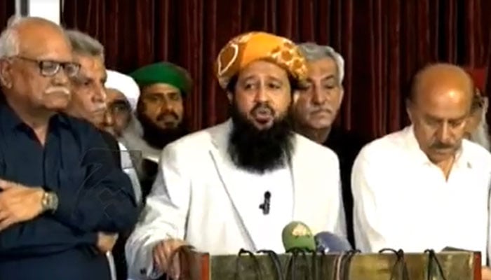 JUI-F Sindh  General Secretary Rashid Mahmood Soomro (centre) addressing the media after the all parties conference held on November 23, 2024.— Facebook@CharsaddaJournalistOfficial