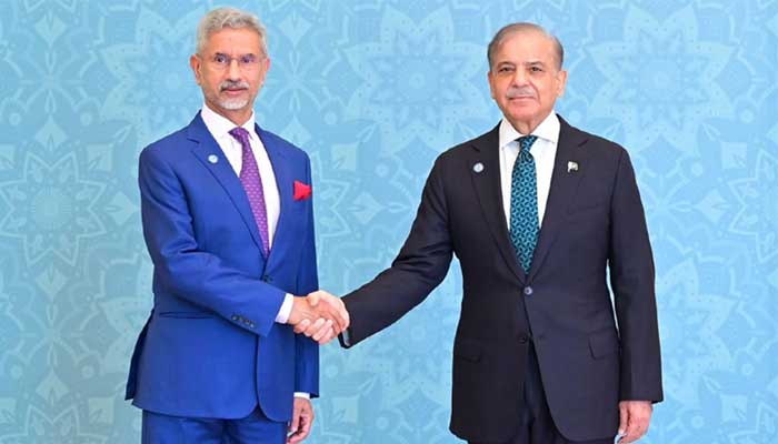 PM Shehbaz Sharif shakes hands with Indian FM  Subrahmanyam Jaishankar at the Jinnah Convention Centre for the SCO summit in Islamabad on October 16, 2024. — PID