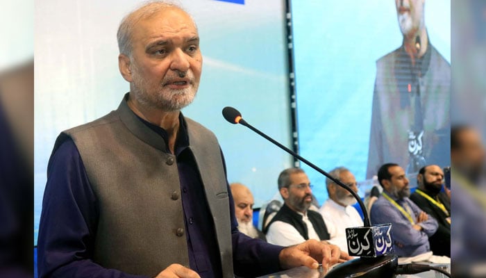 Jamaat-e-Islami Emir Hafiz Naeemur Rehman addresses students gather for attend aptitude test for the JI’s Bano Qabil programme at the Nishtar Park in Karachi on November 24, 2024. — PPI