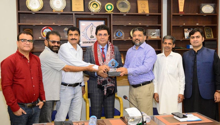 Sindh Food Authority (SFA) Director General Muzamil Hussain Halepoto being presentetd souvenir by the KPC office-bearers during his visit to the KPC on November 25, 2024. — Facebook@SindhFood