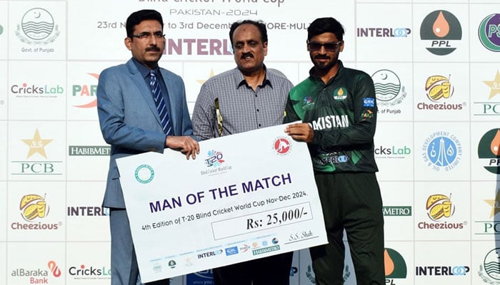 Secretary Youth Affairs Punjab Muzaffar Khan Sial (left) awards a cheque for Rs25,000 to Pakistans Man of the Match Badar Munir at the prize distribution ceremony of Blind T20 World Cup match between Pakistan and Bangladesh at Bagh-i-Jinnah cricket ground on November 26, 2024. — Facebook@Directorate General Sports & Youth Affairs, Punjab