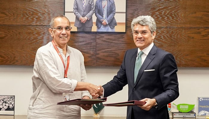 Dr. S Akbar Zaidi, Executive Director, IBA Karachi (left) and Farrukh H. Sabzwari, Managing Director & CEO, Pakistan Stock Exchange shaking hand after signing the MoU on November 27, 2024. — Facebook@ibakhiofficial