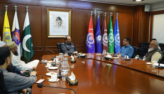 Karachi police chief Additional IG Javed Alam Odho (centre) in a meeting with a delegation from the Auto Spare Parts Association at the Karachi Police Office on November 28, 2024. — Facebook@KarachiPoliceOfficial