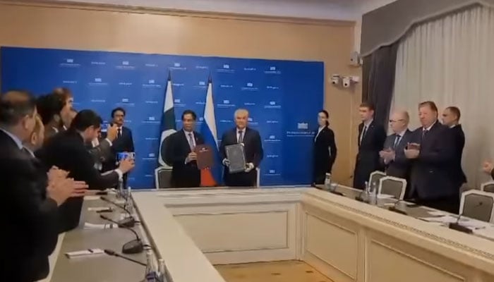 Speaker of the National Assembly Sardar Ayaz Sadiq (centre left) and the Chairman of the State Duma (centre right) posing for photo after signing agreement. — Screengrab via Facebook@NationalAssemblyOfPakistan/File