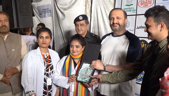 Additional IG Karachi Javed Alam Odho (2nd right) presents a shield to a doctor during the Sindh Police Health Funfair at the Police Headquarters Garden on November 29, 2024. — Screengrab via Facebook@KarachiPoliceOfficial