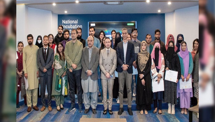 President IDA Sardar Yasir Ilyas Khan (centre) posing for a group photograph with participants at the National Incubation Centre, in Islamabad on November 29, 2024. — Online