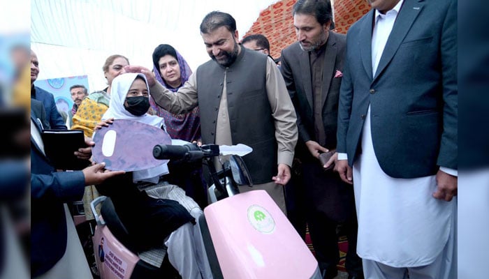 Chief Minister of Balochistan, Mir Sarfraz Bugti distributes Pink Scooties among students of the Post Graduate Girls College in Quetta on November 29, 2024. — APP