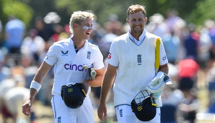 Englands Jacob Bethell (left) and Joe Root leave the ground after beating New Zealand in the first Test. —AFP/File