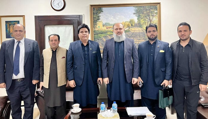 Chairman and CEO of the Global Trade Expo Centre Pakistan Mazhar Thathal (3rd left) in a photo with Federal Minister of Trade and Commerce (3rd right) after a productive meeting at the Ministry of Commerce office in Islamabad on November 30, 2024. — Facebook@globaltradeexpo