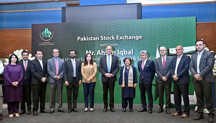 A Group photo of Federal Minister for Planning, Development and Special Initiatives, Ahsan Iqbal (centre) with participants during gong striking ceremony at the Pakistan Stock Exchange PSX, on December 3, 2024. — APP