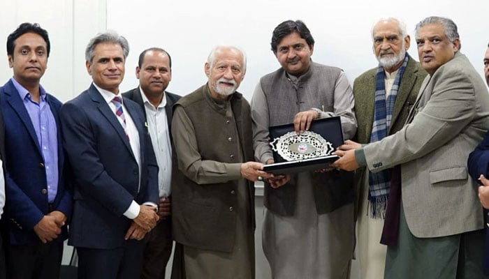 Senior Journalist Sohail Waraich (right) and Director Khalid Abbas Dar (4th left) present a souvenir to Speaker Punjab Assembly Malik Muhammad Ahmad Khan during his visit to Sundas Foundation on December 3, 2024. — APP