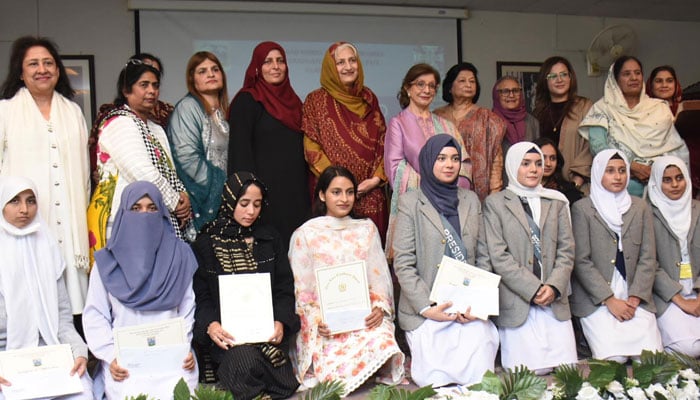 Renowned media personality and founder of a private channel Sultana Siddiqui (5th right in 2nd row) in a group photo with top position holder students in a ceremony to mark Azra Raza awards at Margalla Model College F-7/4 on December 4, 2024.— INP