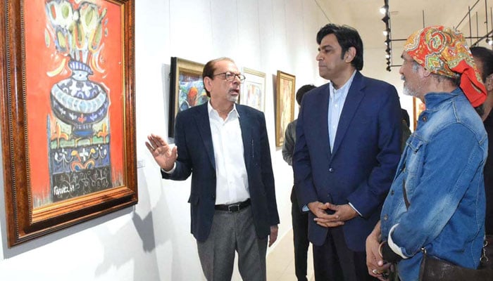 Sindh CS Syed Asif Hyder Shah (centre) along with ACP President Muhammad Ahmed Shah (left) visit after inaugurating the exhibition of Pakistans Master painters from Karachi at the Ahmed Pervez Art Gallery as part of the 17th Aalmi Urdu Conference - Jashan-e-Karachi organized by ACP Karachi on December 4, 2024. — APP