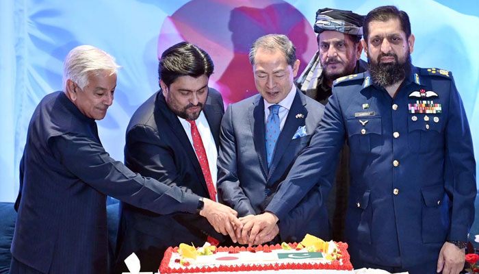 Japan’s Ambassador-designate for Pakistan Akamatsu Shuichi (3rd left) along with Governor Sindh Kamran Khan Tessori (2nd left) and Defence Minister Khawaja Muhammad Asif (left) cut a cake during a reception hosted to celebrate the 70th anniversary of the Japan Self-Defense Forces (JSDF) Day on December 4, 2024. — APP