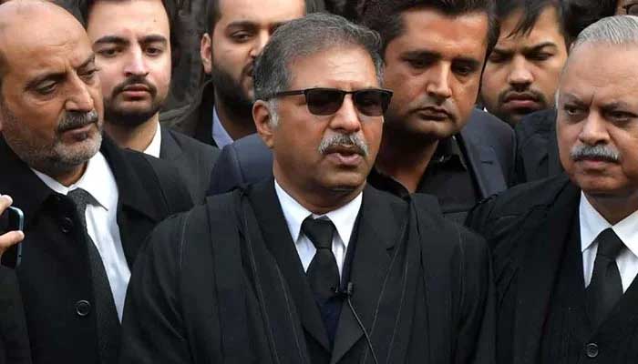 PTI leader Barrister Ali Zafar talking to media persons at Lahore High Court on January 12, 2023. — PPI