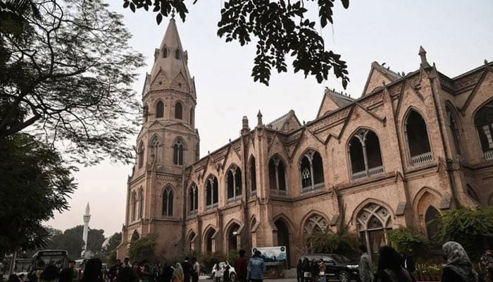 La foto muestra la fachada de la Government College University (GCU) de Lahore. — AFP/Archivo