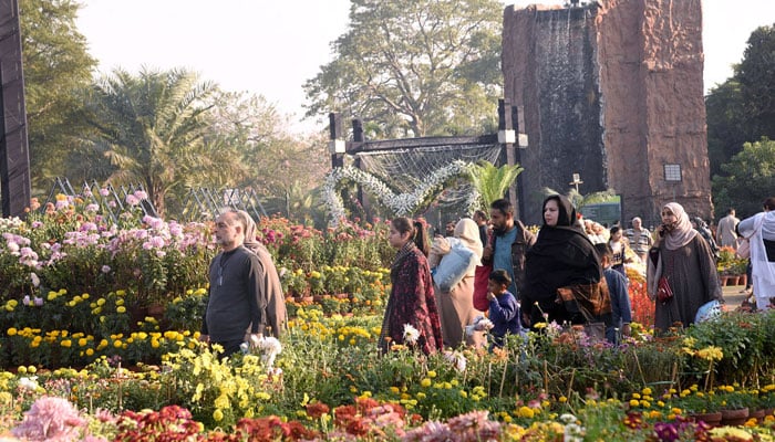 Families viewing the flower show at Jillani Park on December 6, 2024. — APP