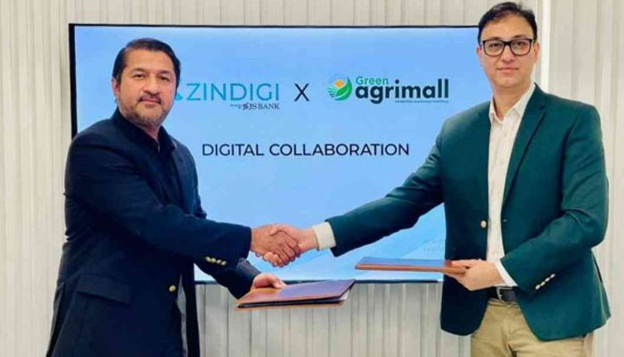 Chief Business Officer at Zindigi Atif Ishaque (left) shaking hand with Ali Sufian, CEO of Green Agrimall. — APP/File