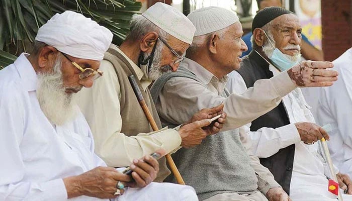 This representational image shows elders using mobile phones. — Geo Tv/File