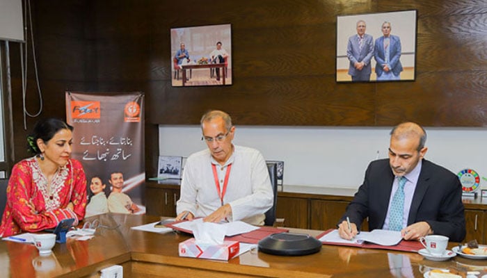 Officials of IBA Karachi, NED University and Fast cables signing on MoU. — IBA website/File