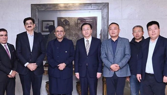 President Asif Ali Zardari in a group photo with a Chinese business delegation, who called on him, at Bilawal House Karachi, on December 12, 2024.— PID