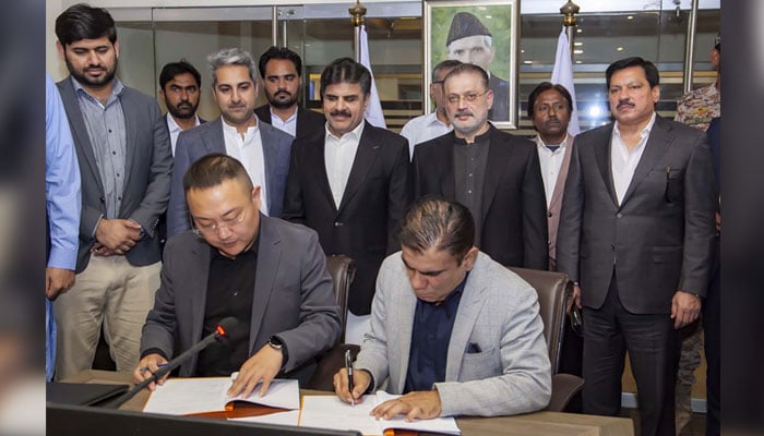 Sindh Minister for Information, Transport and Mass Transit, Excise Taxation and Narcotics Control, Sharjeel Inam Memon (2nd right in 2nd row) and Syed Nasir Hussain Shah, Sindh Energy Minister (3rd right in 2nd row) are witnessing the signing ceremony MoU between Sindh Government and Chinese Investors for five projects in Karachi on December 13, 2024. — PPI