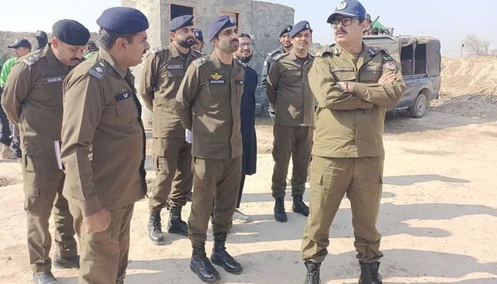 Police personnel brief senior officials on security situation at an undisclosed situation. — Facebook@PoliceDepartmentRahimYarkhan/File