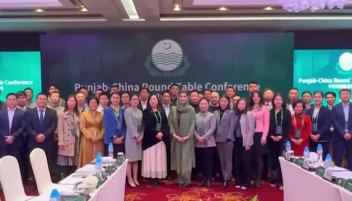 Punjab CM Maryam Nawaz (centre) posing for photo after chairing a roundtable investment conference in Guangzhou. — Facebook@TheMaryamNSharif/File