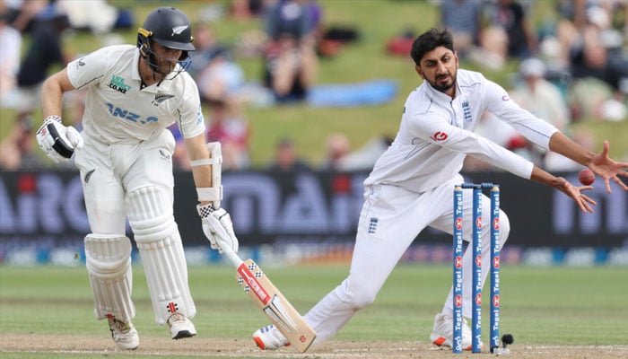 New Zealand’s Kane Williamson (left) grabs a quick run in the third Test. —AFP/File