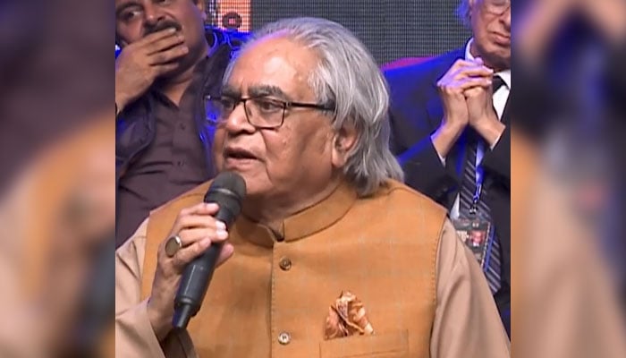 Renowned poet Iftikhar Arif speaks an event. — Facebook@ACPKHI/File