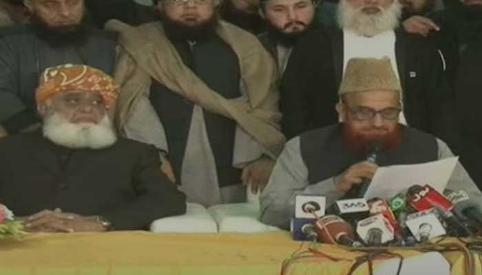 JUI-F Chief Maulana Fazlur Rehman (left) and Mufti former chairman Ruet-e-Hilal Muneebur Rehman addressing a press conference on December 16, 2024. — Screengrab via YouT